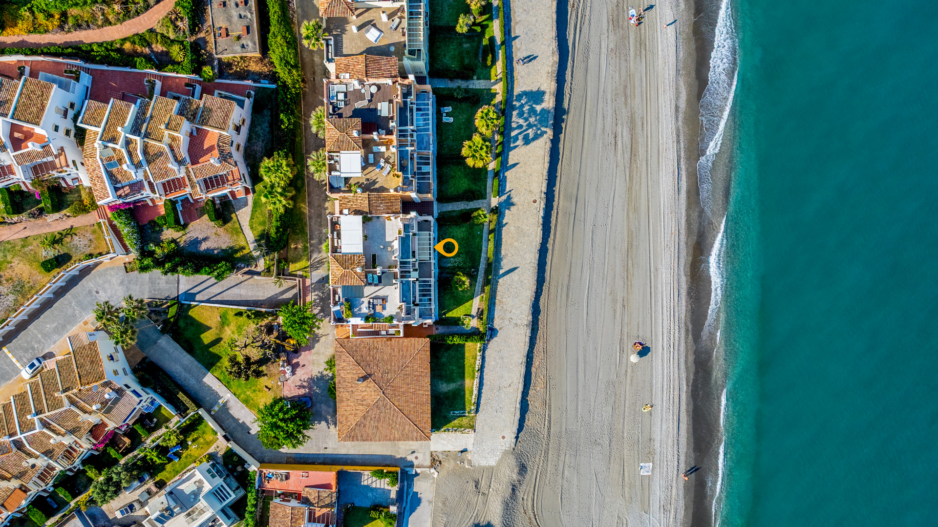 Komplett renovierte 3-Zimmer-Wohnung in erster Strandlinie in Estepona