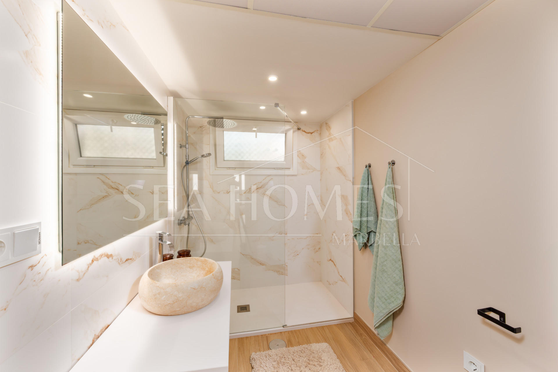 Fully Renovated 3‑Bedroom Apartment on Estepona’s Frontline Beach