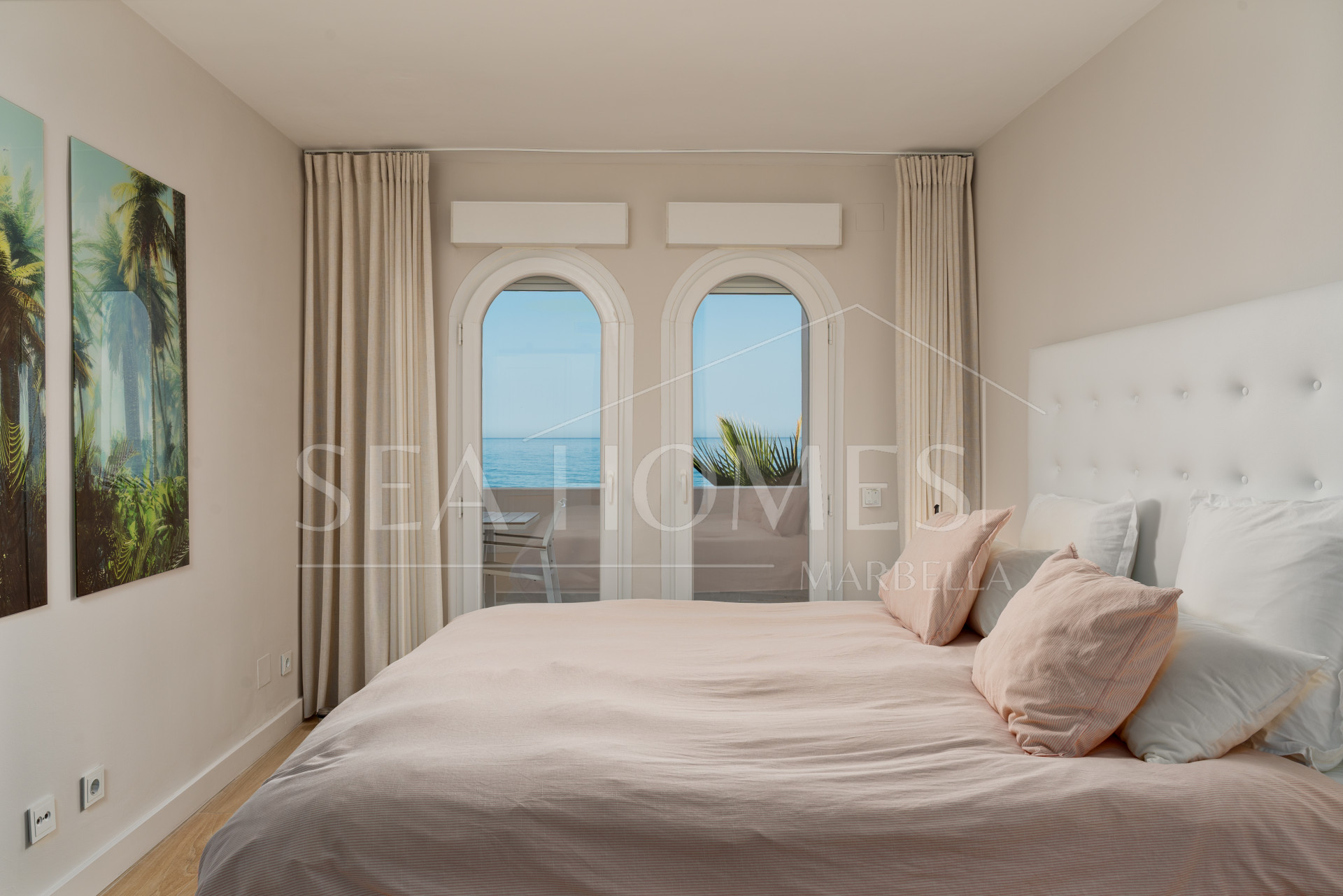 Fully Renovated 3‑Bedroom Apartment on Estepona’s Frontline Beach