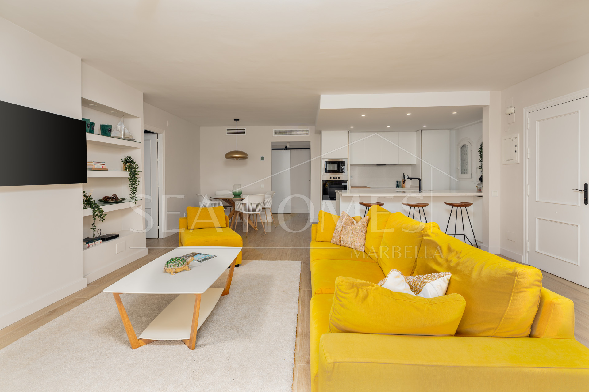 Fully Renovated 3‑Bedroom Apartment on Estepona’s Frontline Beach