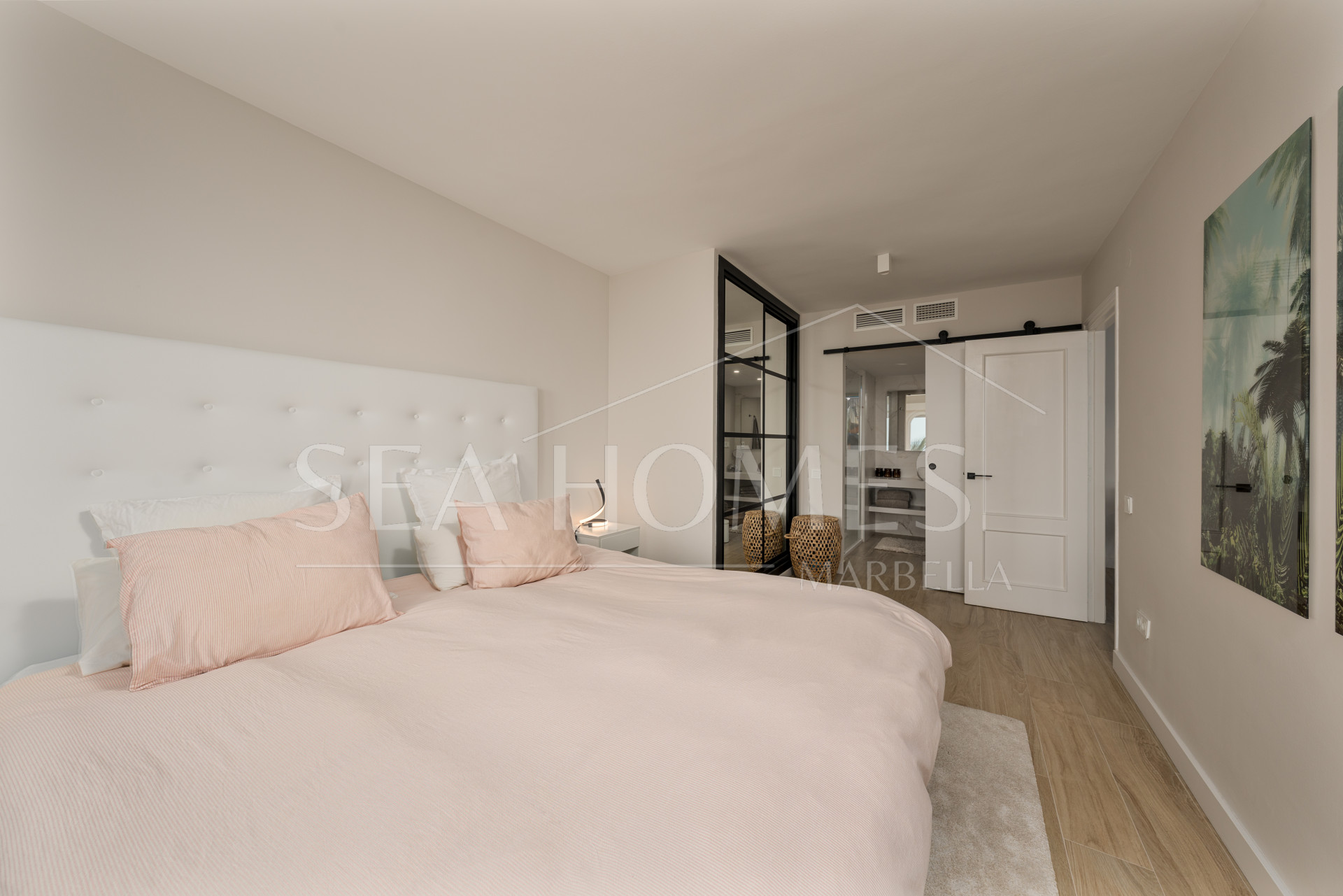 Fully Renovated 3‑Bedroom Apartment on Estepona’s Frontline Beach