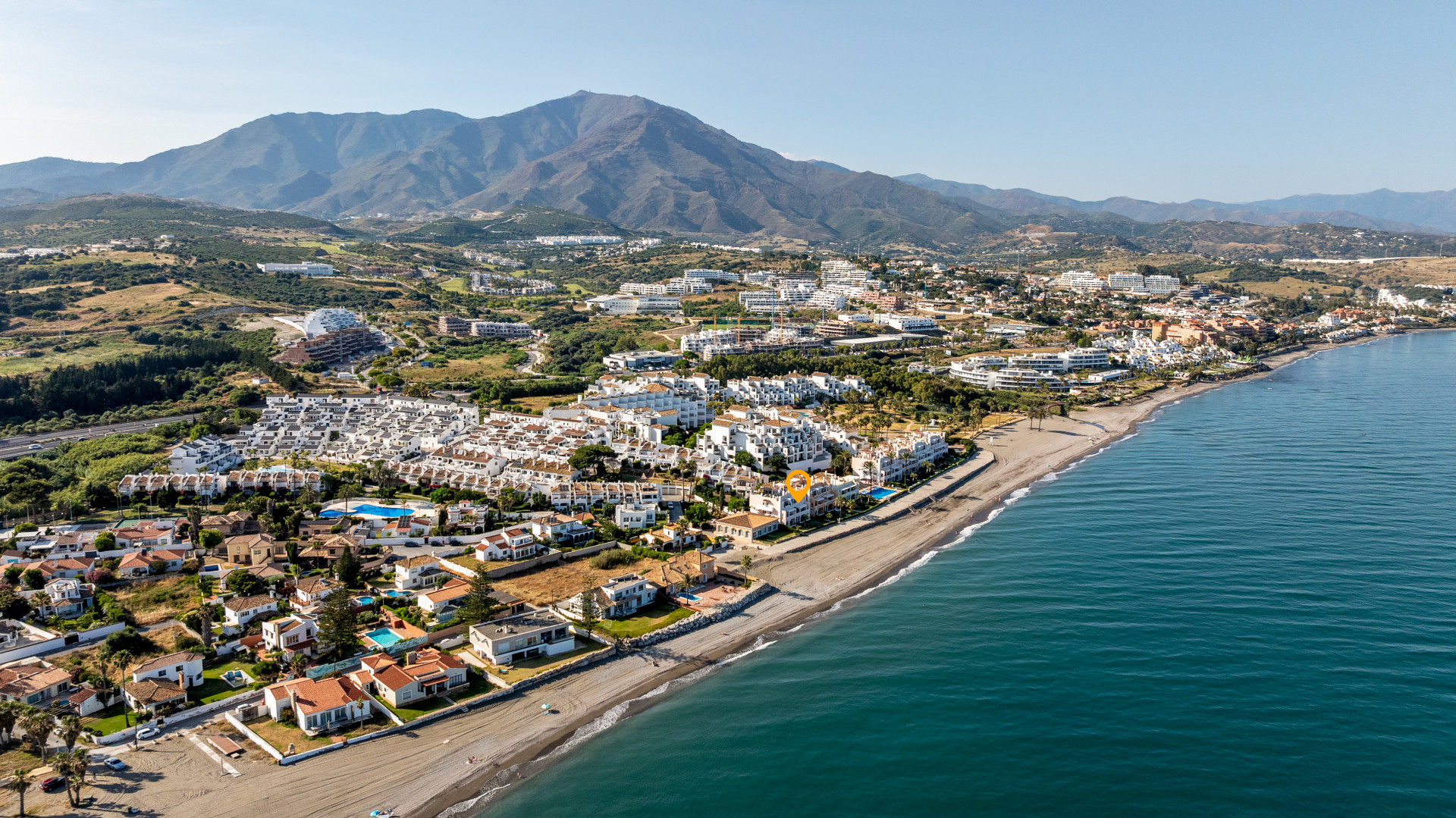 Komplett renovierte 3-Zimmer-Wohnung in erster Strandlinie in Estepona