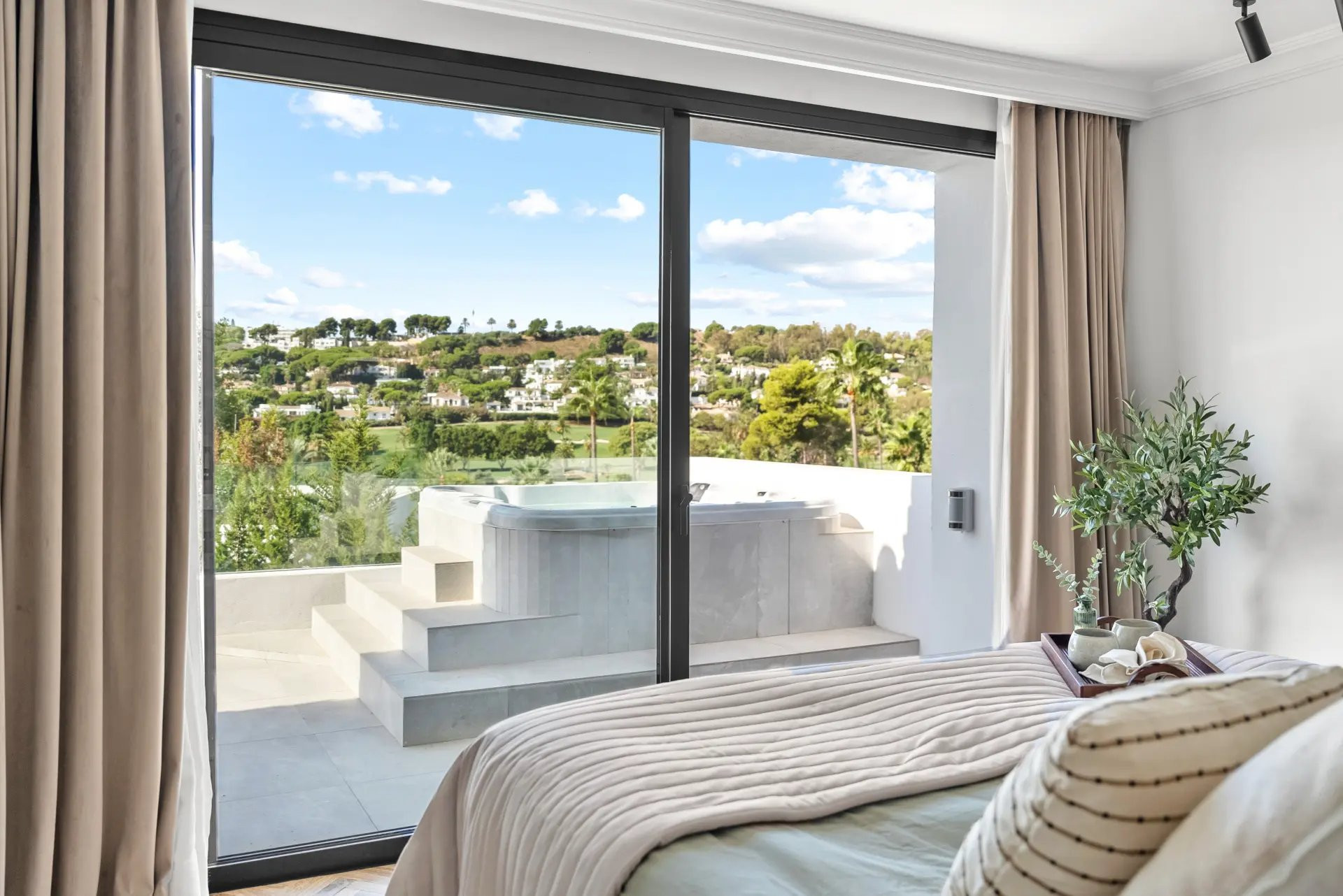 Image 28: detached villa For sale, Nueva Andalucía, €3,495,000 [HFM-C40073]