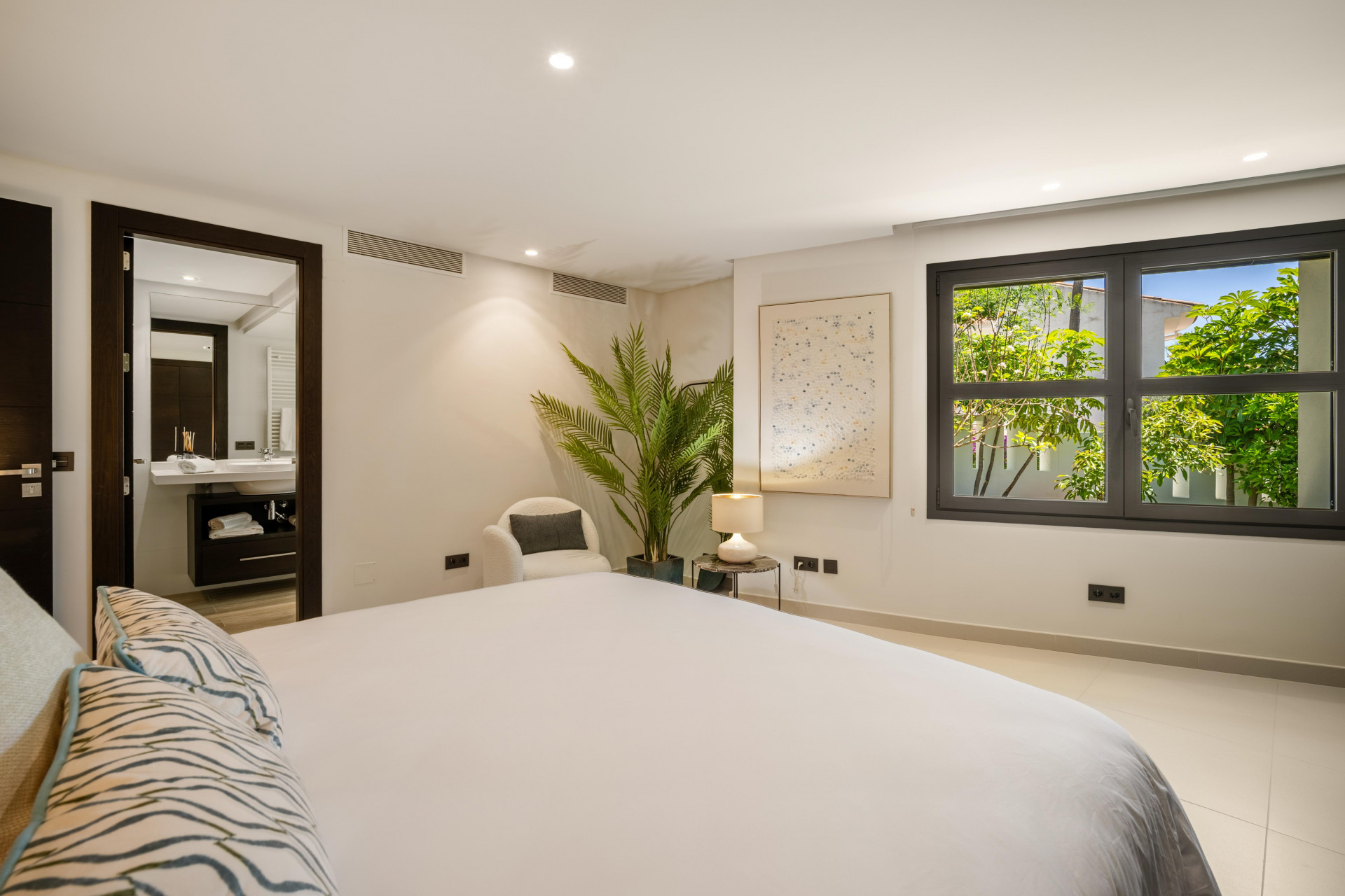 Image 52: detached villa For sale, Nueva Andalucía, €6,995,000 [HFM-C40131]