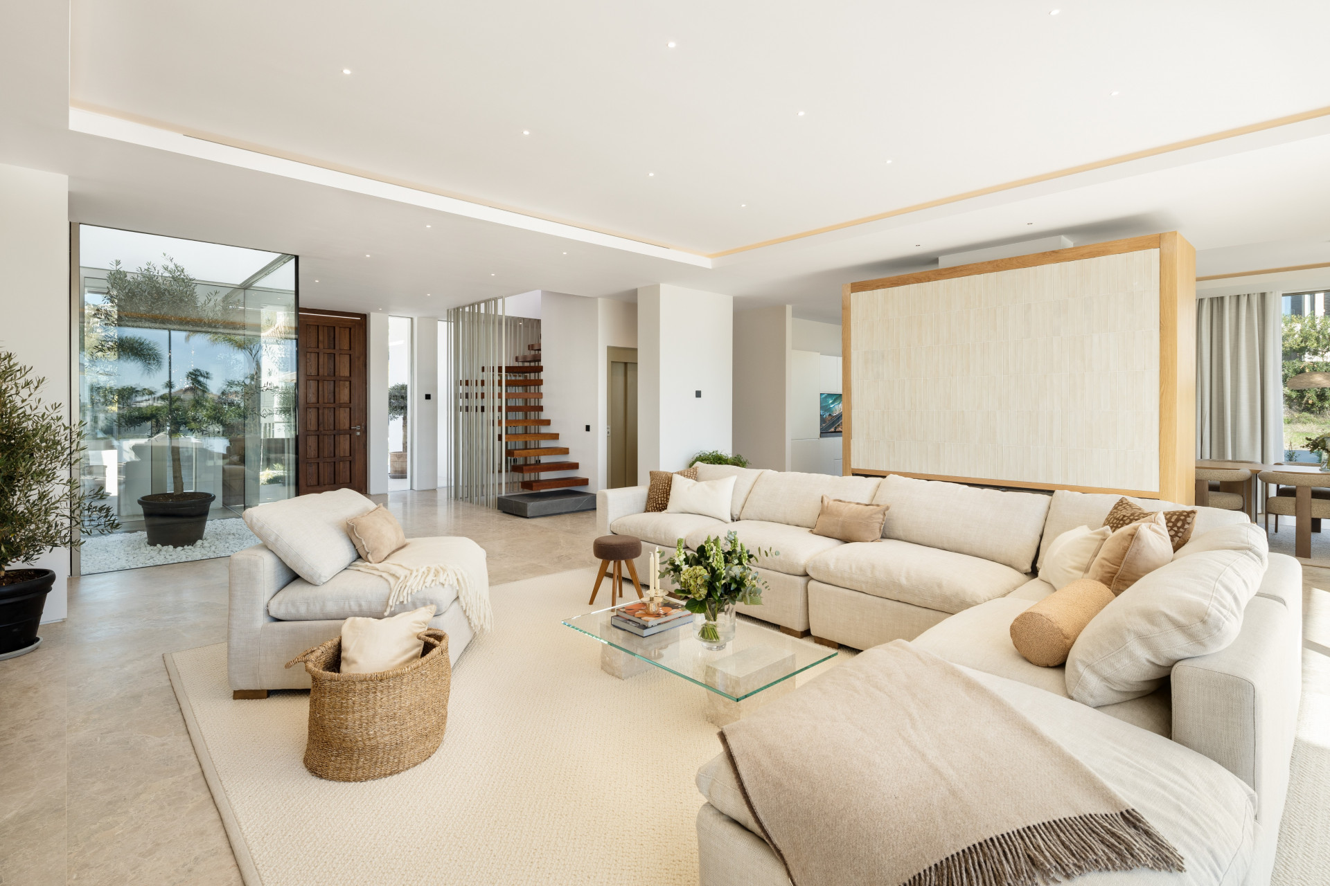 Image 29: detached villa For sale, Nueva Andalucía, €10,950,000 [HFM-C40129]