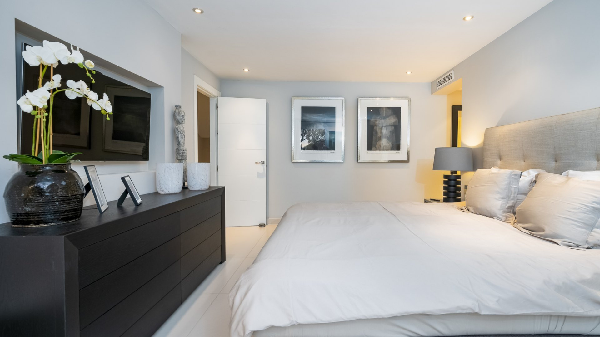 Image 34: detached villa For sale, Nueva Andalucía, €2,350,000 [HFM-CL10168]