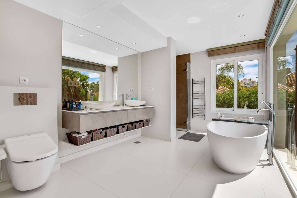 Image 34: detached villa For sale, Nueva Andalucía, €2,350,000 [HFM-CL10168]