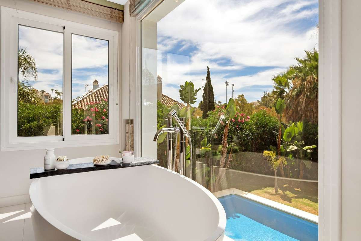 Image 34: detached villa For sale, Nueva Andalucía, €2,350,000 [HFM-CL10168]