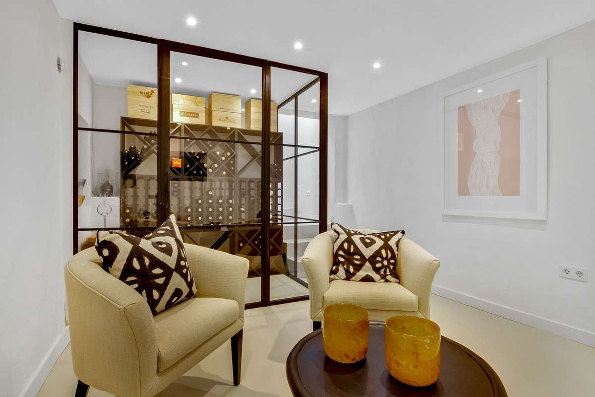 Image 34: detached villa For sale, Nueva Andalucía, €2,350,000 [HFM-CL10168]