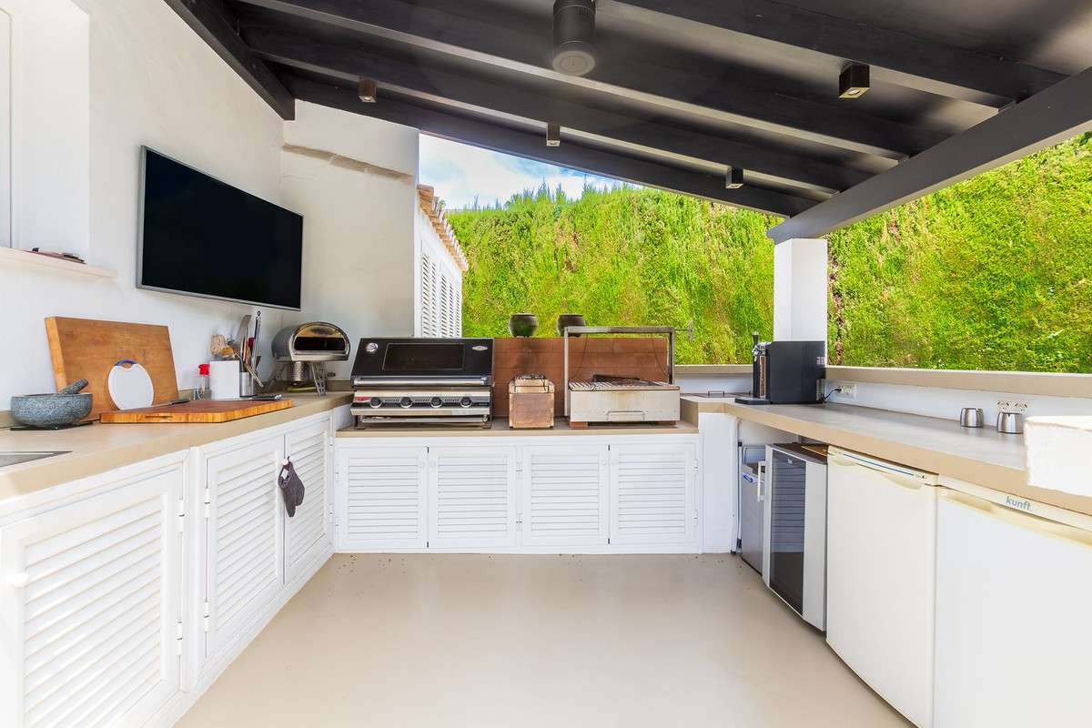 Image 34: detached villa For sale, Nueva Andalucía, €2,350,000 [HFM-CL10168]