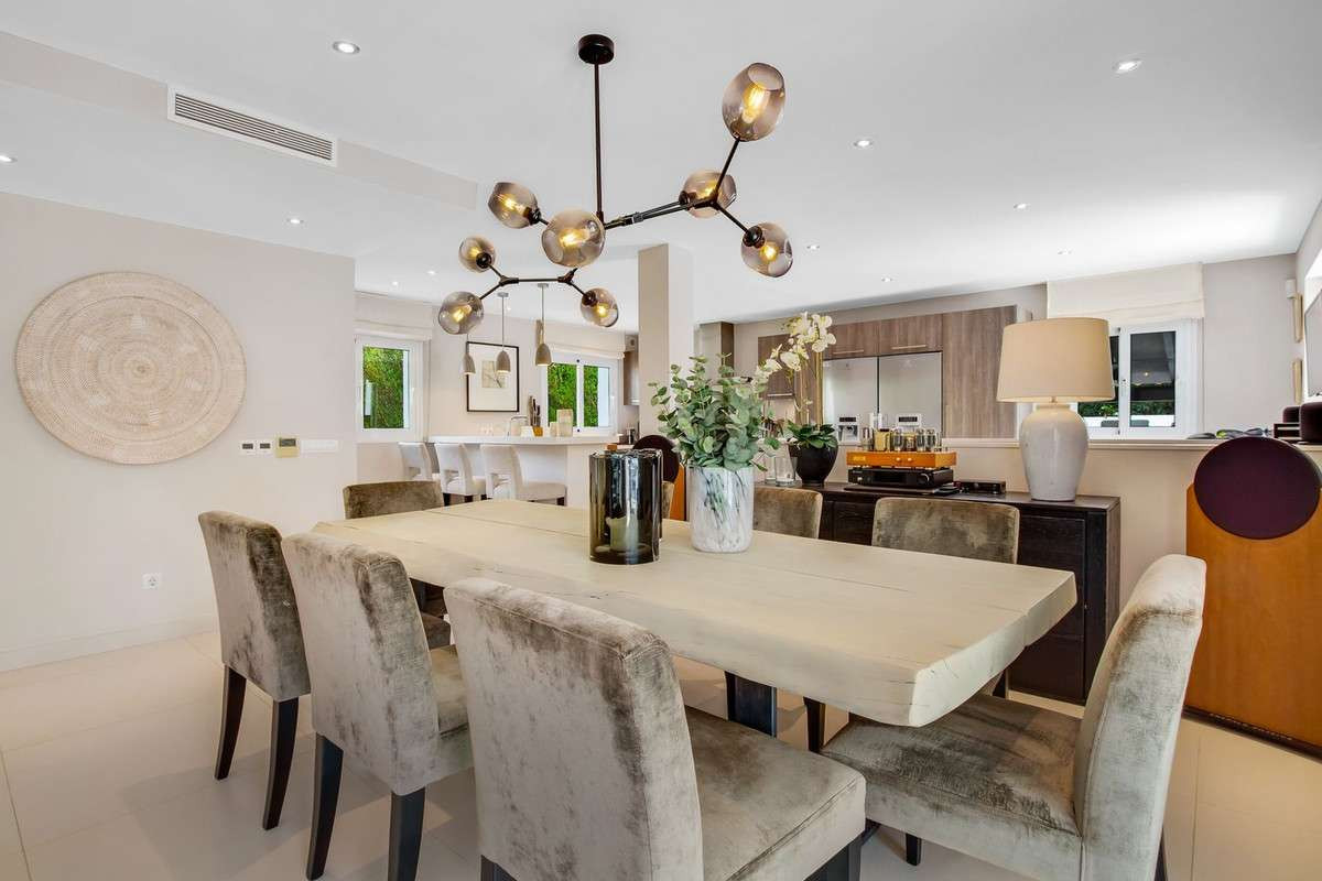 Image 34: detached villa For sale, Nueva Andalucía, €2,350,000 [HFM-CL10168]