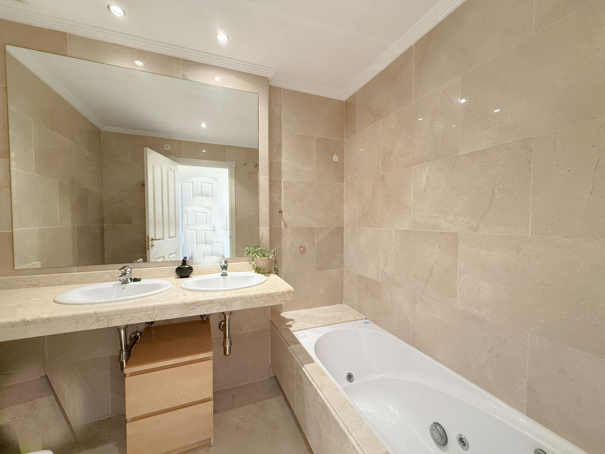 Image 26: квартира For sale, Estepona, €397,000 [HFM-CL10150]