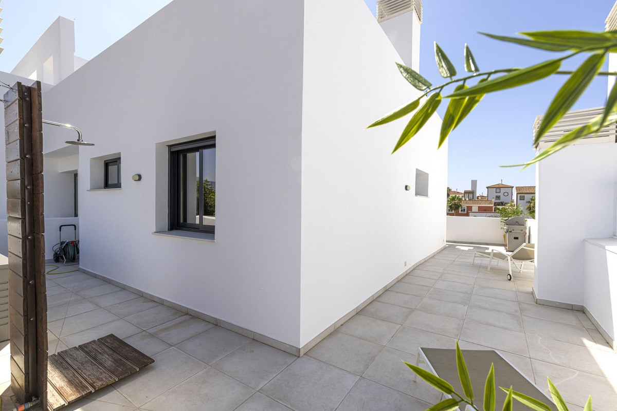 Image 44: penthouse For sale, Estepona, €639,000 [HFM-CL10135]