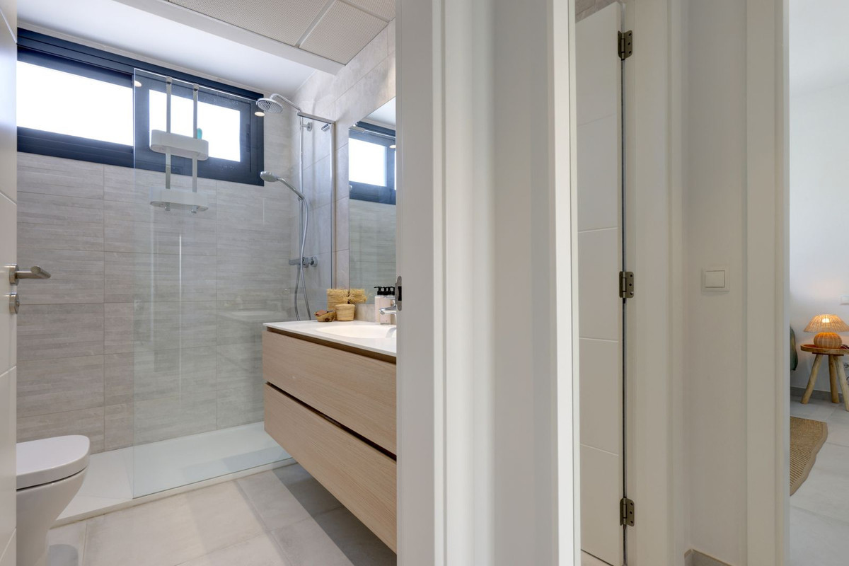 Image 44: penthouse For sale, Estepona, €639,000 [HFM-CL10135]