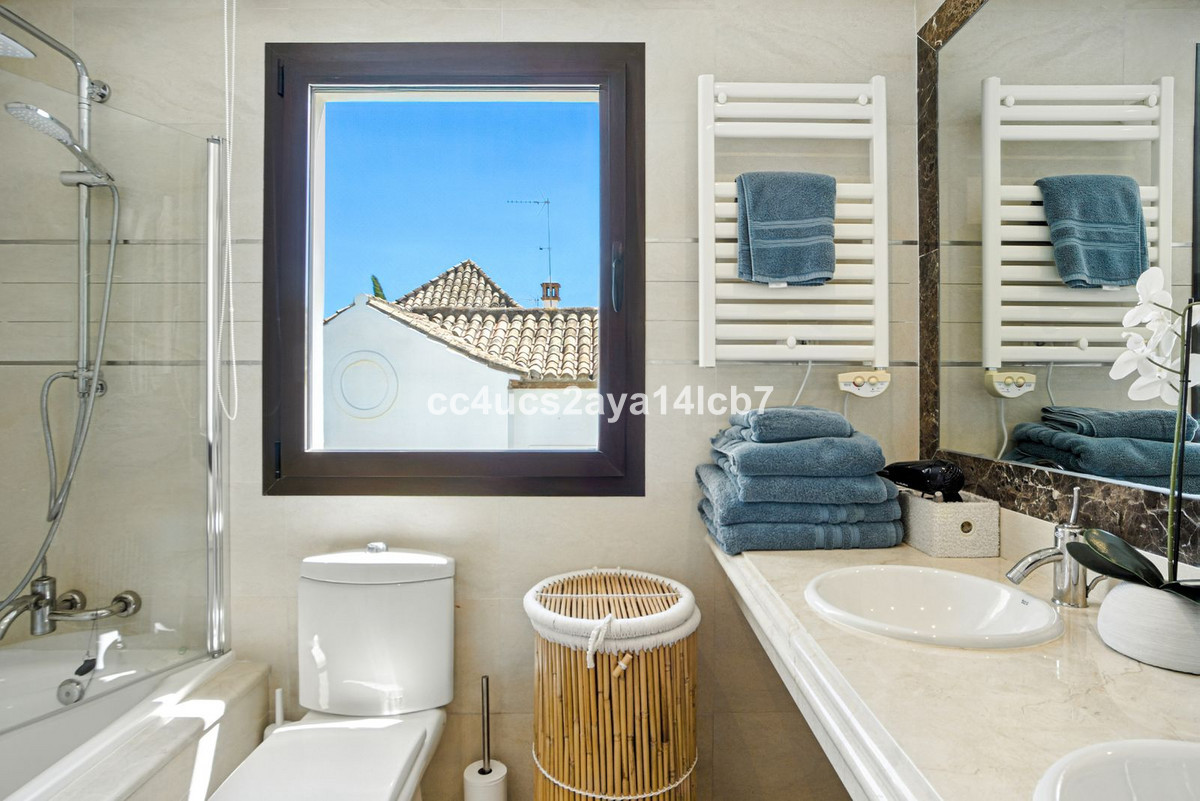 Image 40: detached villa For sale, Estepona, €970,000 [HFM-CL10163]