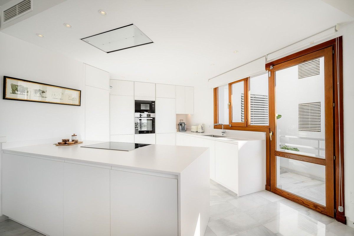 Image 17: apartment For sale, Nueva Andalucía, €995,000 [HFM-CL10160]