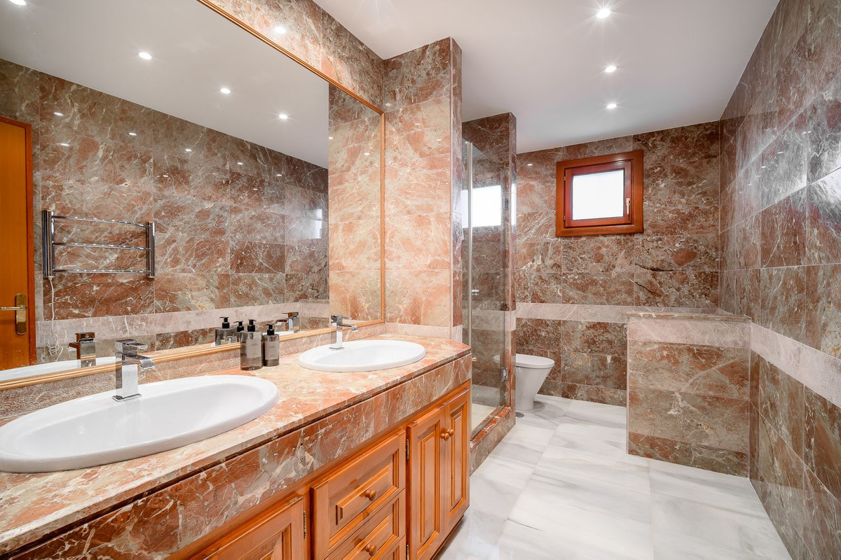 Image 17: apartment For sale, Nueva Andalucía, €995,000 [HFM-CL10160]