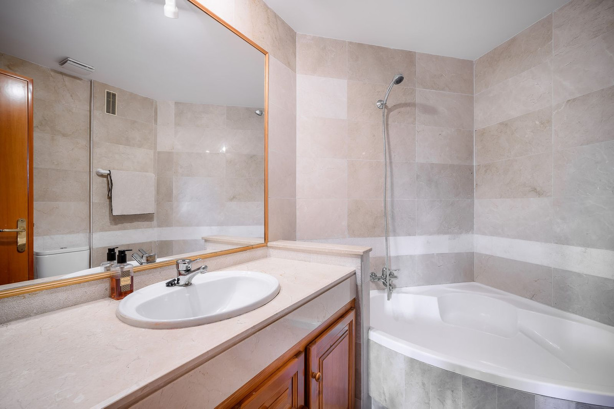 Image 17: apartment For sale, Nueva Andalucía, €995,000 [HFM-CL10160]