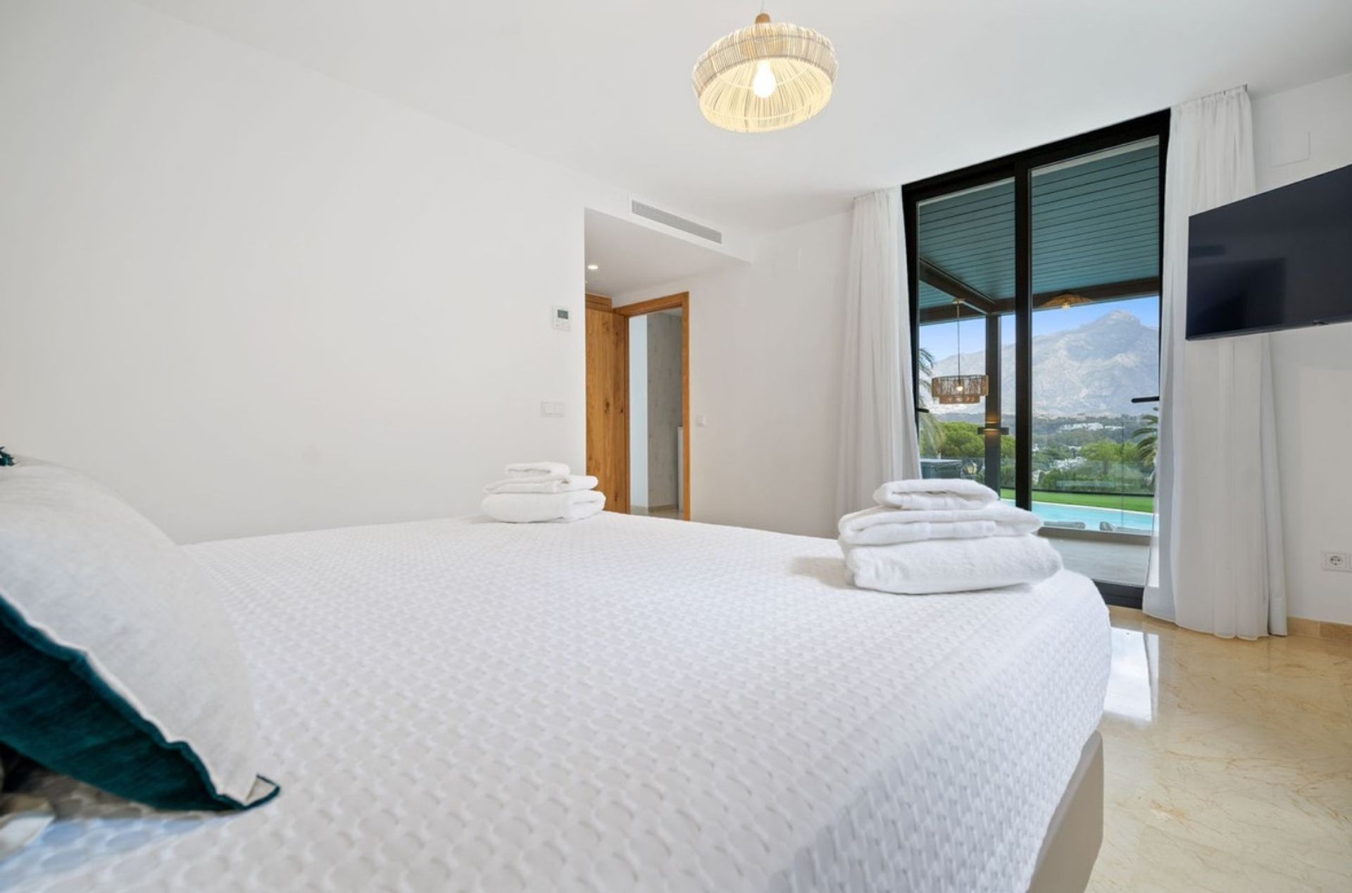 Image 21: detached villa For sale, Nueva Andalucía, €3,500,000 [HFM-CL10039]