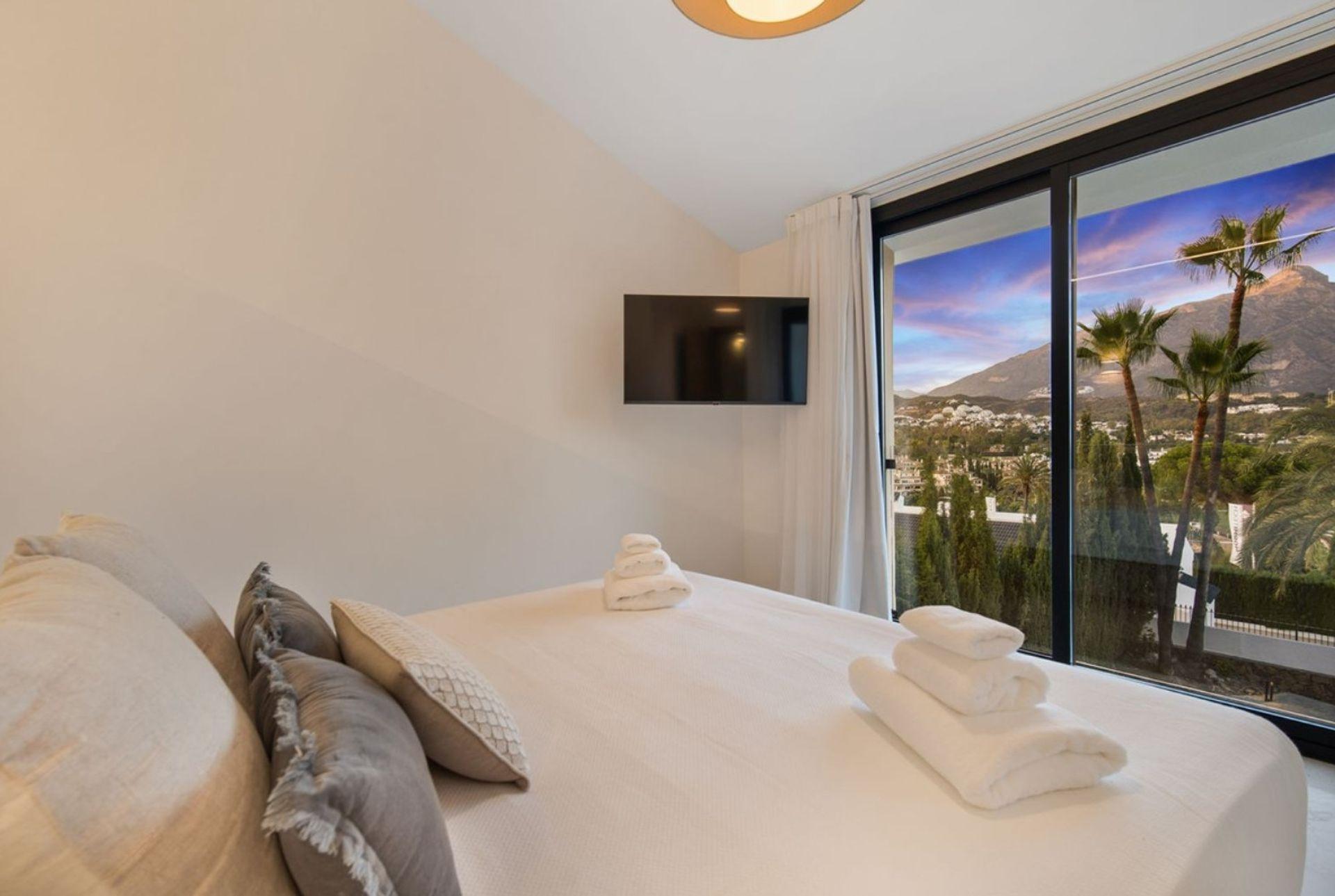 Image 21: detached villa For sale, Nueva Andalucía, €3,500,000 [HFM-CL10039]