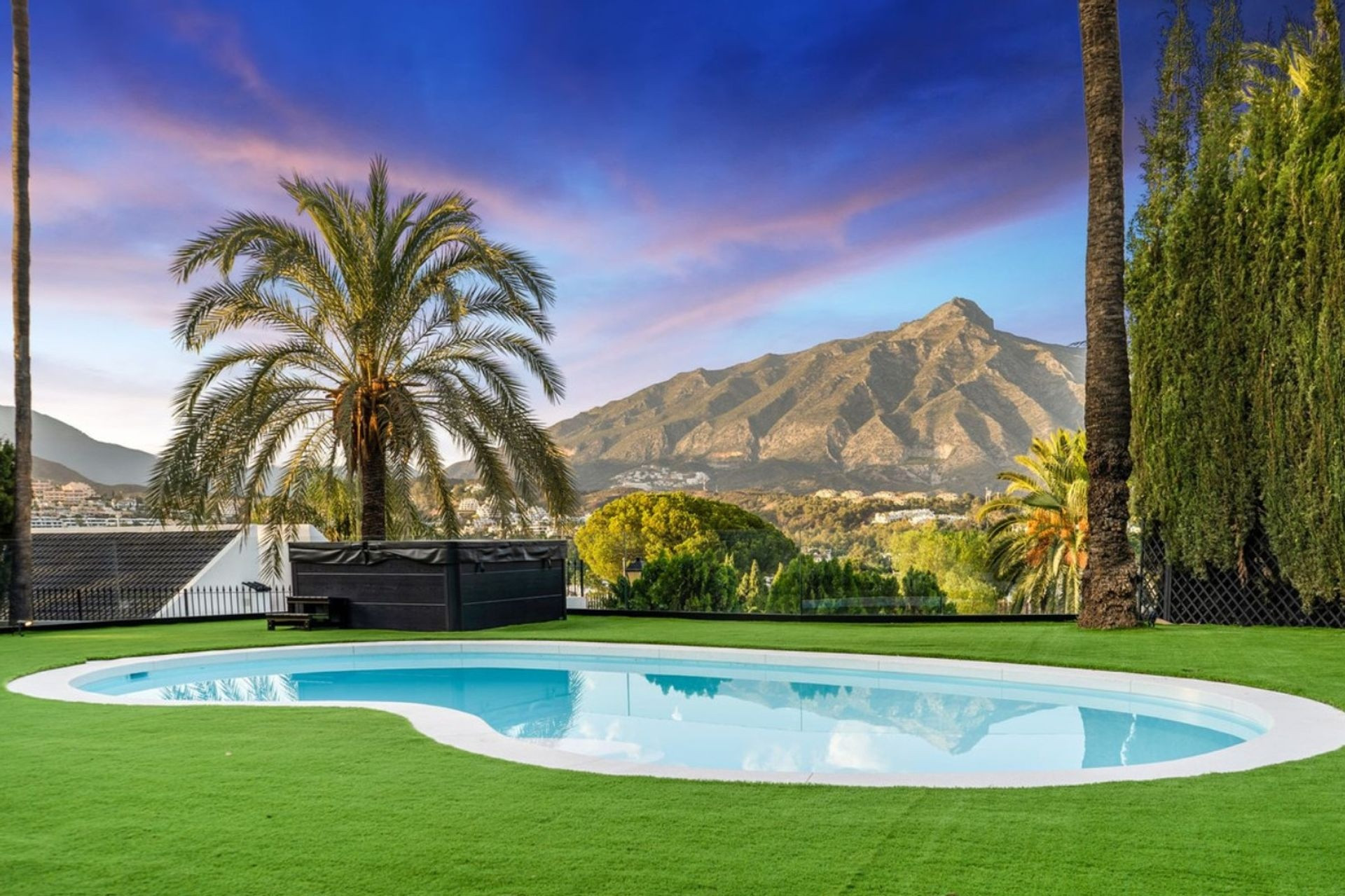 Image 21: detached villa For sale, Nueva Andalucía, €3,500,000 [HFM-CL10039]