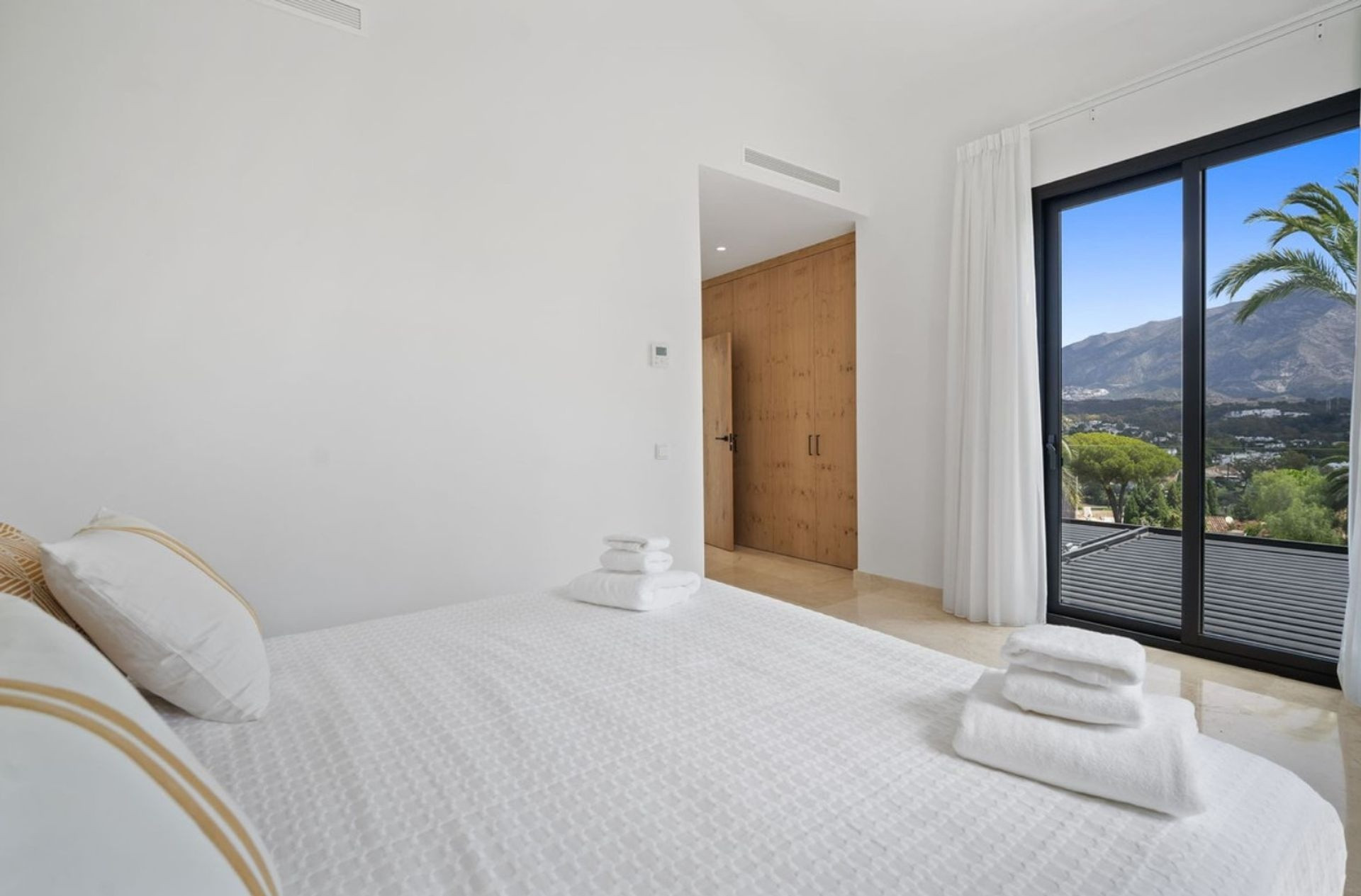 Image 21: detached villa For sale, Nueva Andalucía, €3,500,000 [HFM-CL10039]