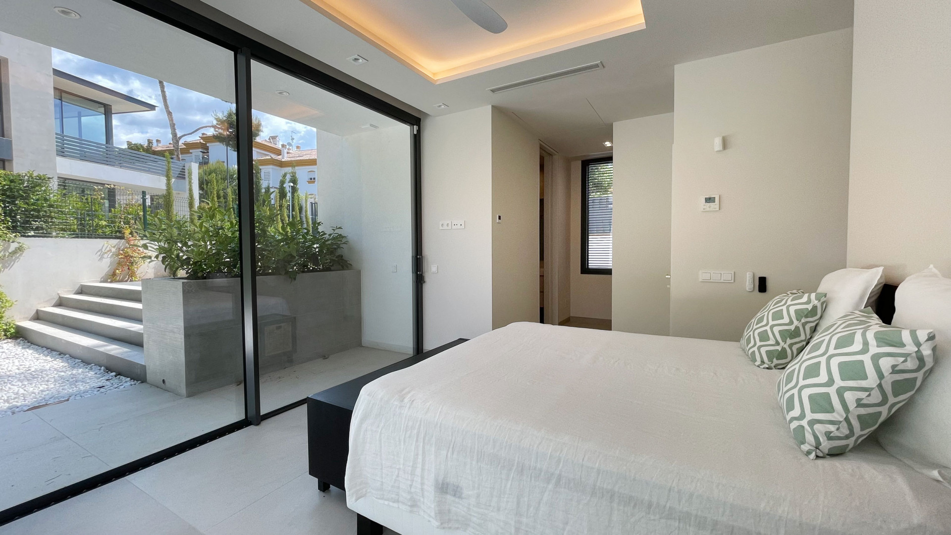 Image 50: detached villa For sale, The Golden Mile, €4,650,000 [HFM-C40046]