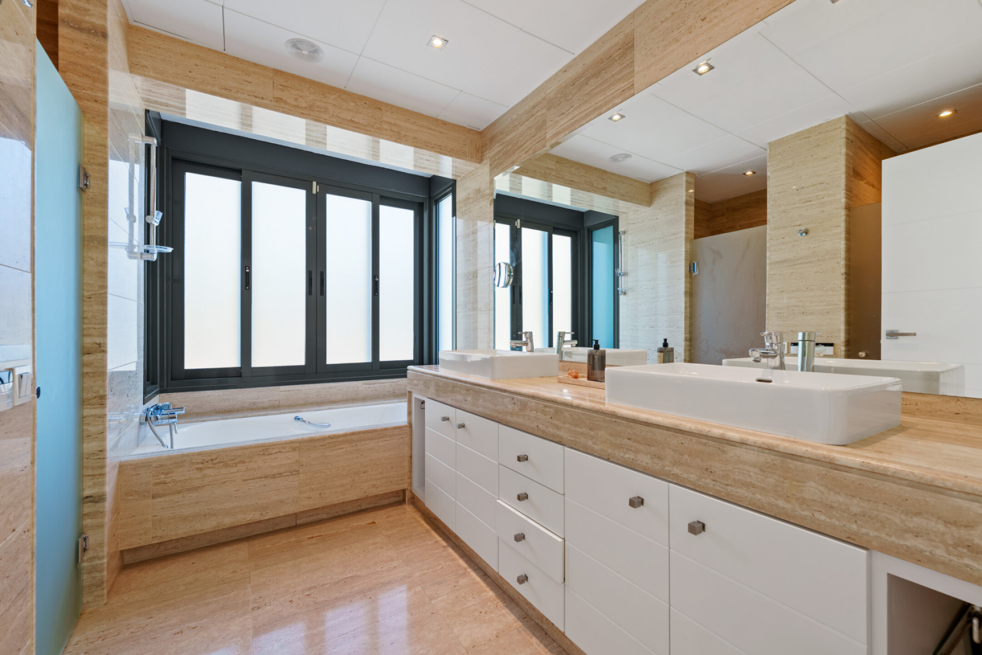 Image {index}: detached villa For sale, Nueva Andalucía, €4,390,000 [HFMs684644]