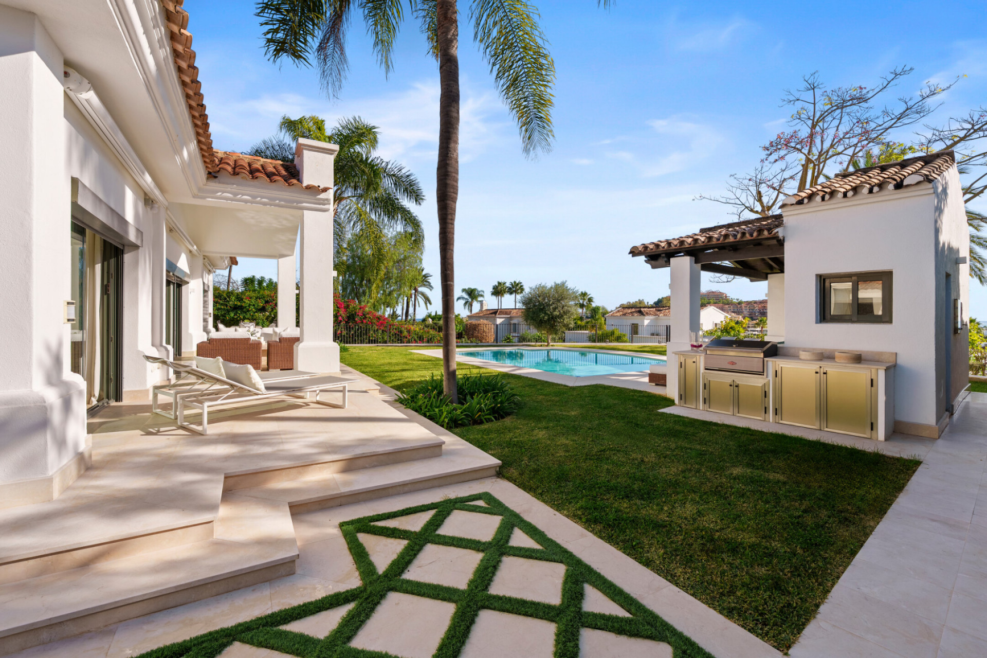 Image {index}: detached villa For sale, Nueva Andalucía, €4,390,000 [HFMs684644]