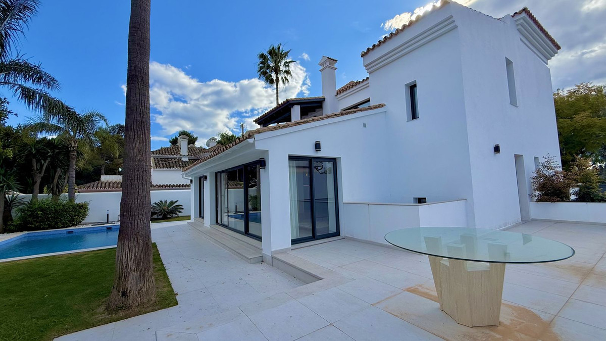 Image 3: Villa - Chalet For sale, Nueva Andalucía, €2,200,000 [HFMs688271]
