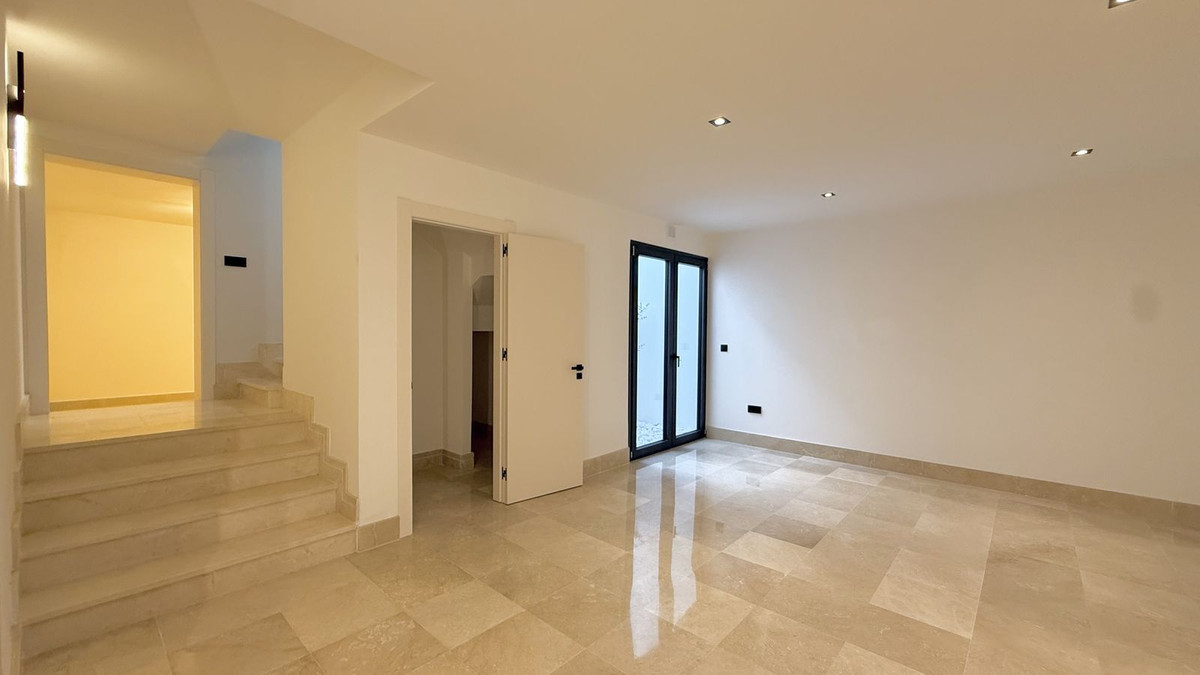 Image 25: Villa - Chalet For sale, Nueva Andalucía, €2,200,000 [HFMs688271]