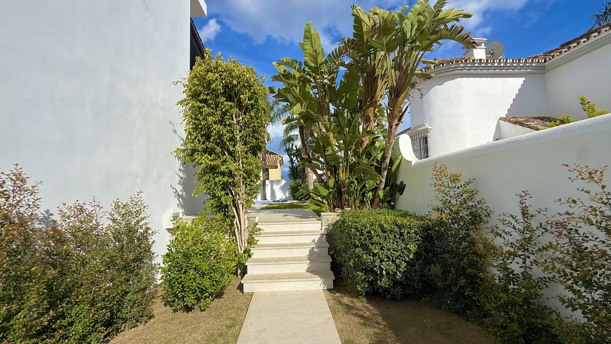 Image 37: Villa - Chalet For sale, Nueva Andalucía, €2,200,000 [HFMs688271]