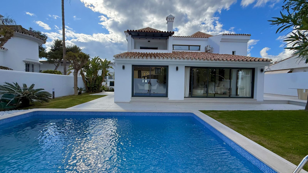 Image 32: Villa - Chalet For sale, Nueva Andalucía, €2,200,000 [HFMs688271]