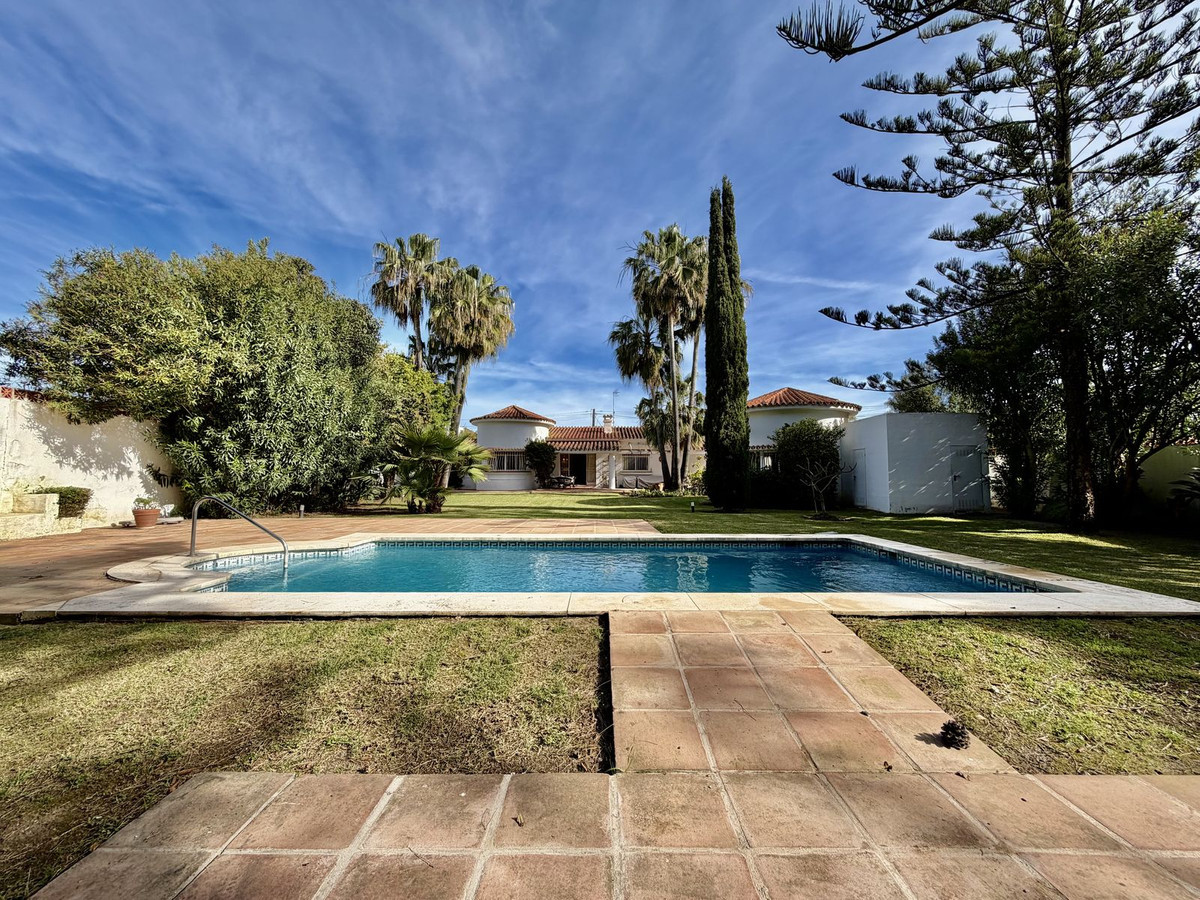 Image 2: Villa - Chalet For sale, San Pedro de Alcántara, €2,495,000 [HFMs701201]