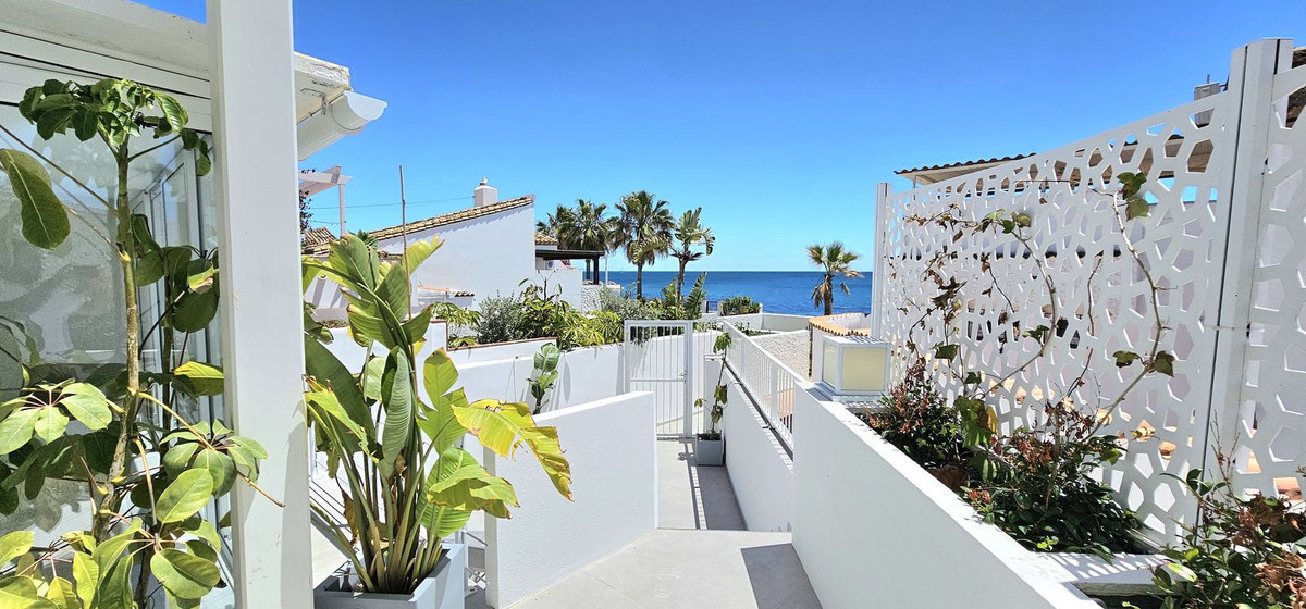 Image 2: Villa - Chalet For sale, Estepona, €1,190,000 [HFMs699443]