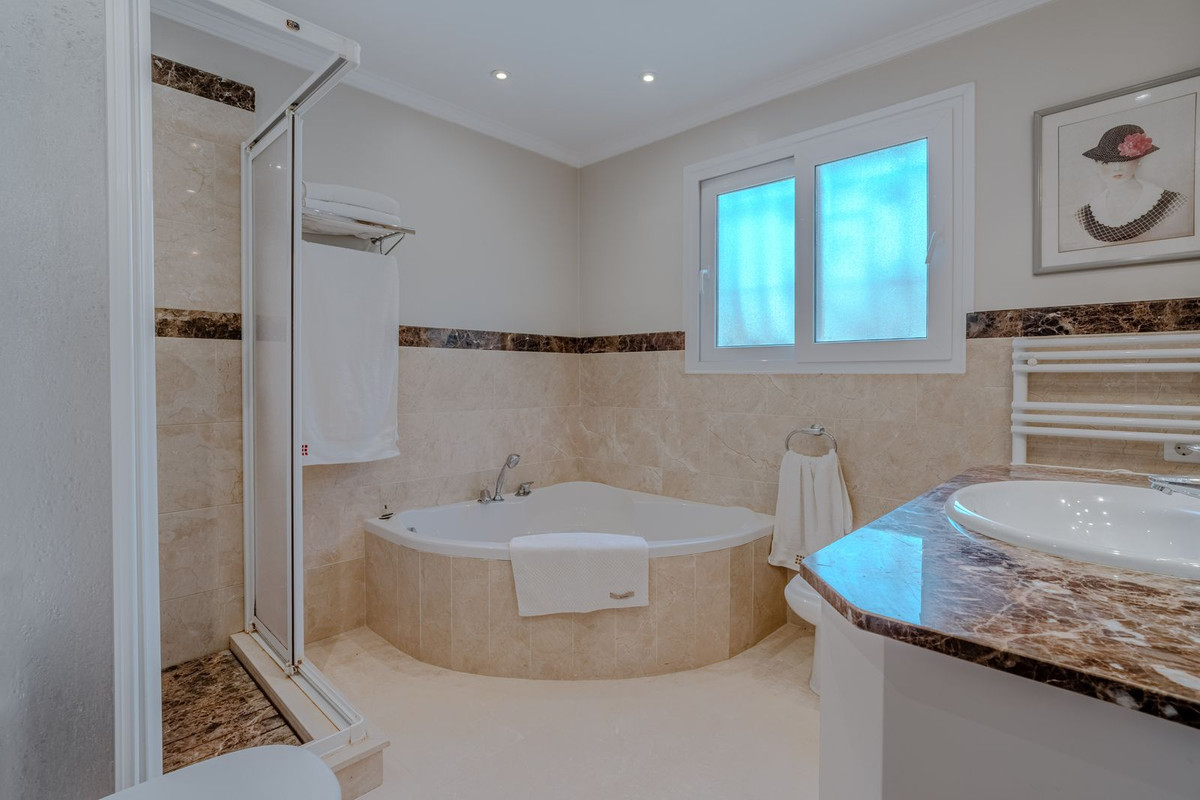 Image 37: Detached Villa For sale, Estepona, €2,150,000 [HFMs695581]