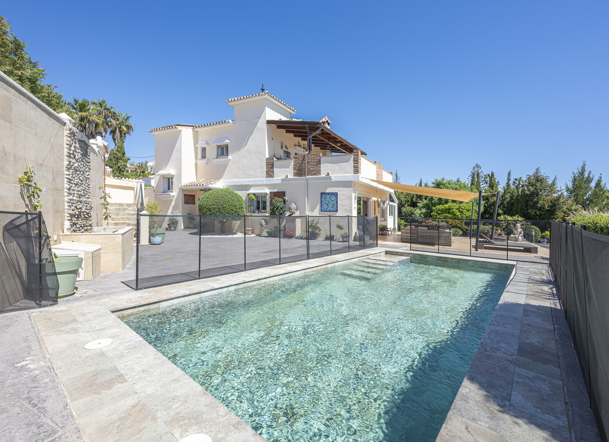 Image 0: Villa - Chalet For sale, Estepona, €1,550,000 [HFMs695787]