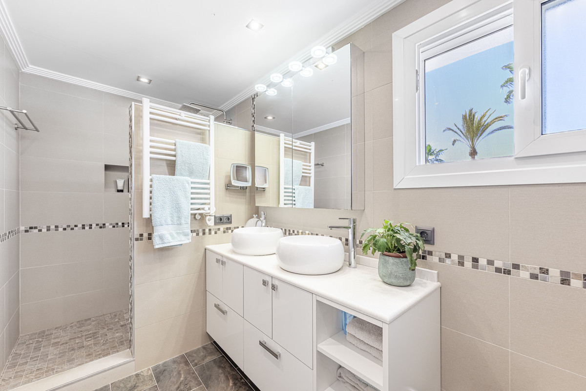 Image 47: Villa - Chalet For sale, Estepona, €1,550,000 [HFMs695787]