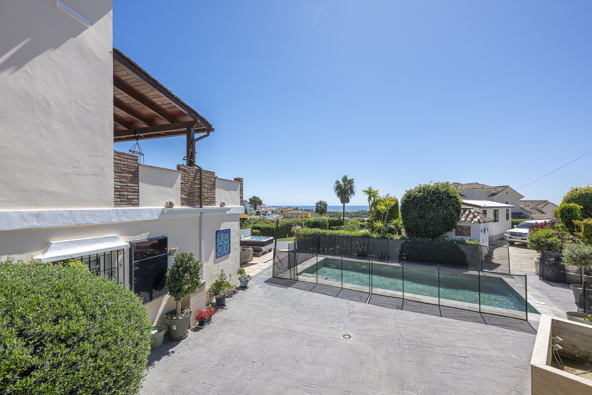 Image 3: Villa - Chalet For sale, Estepona, €1,550,000 [HFMs695787]
