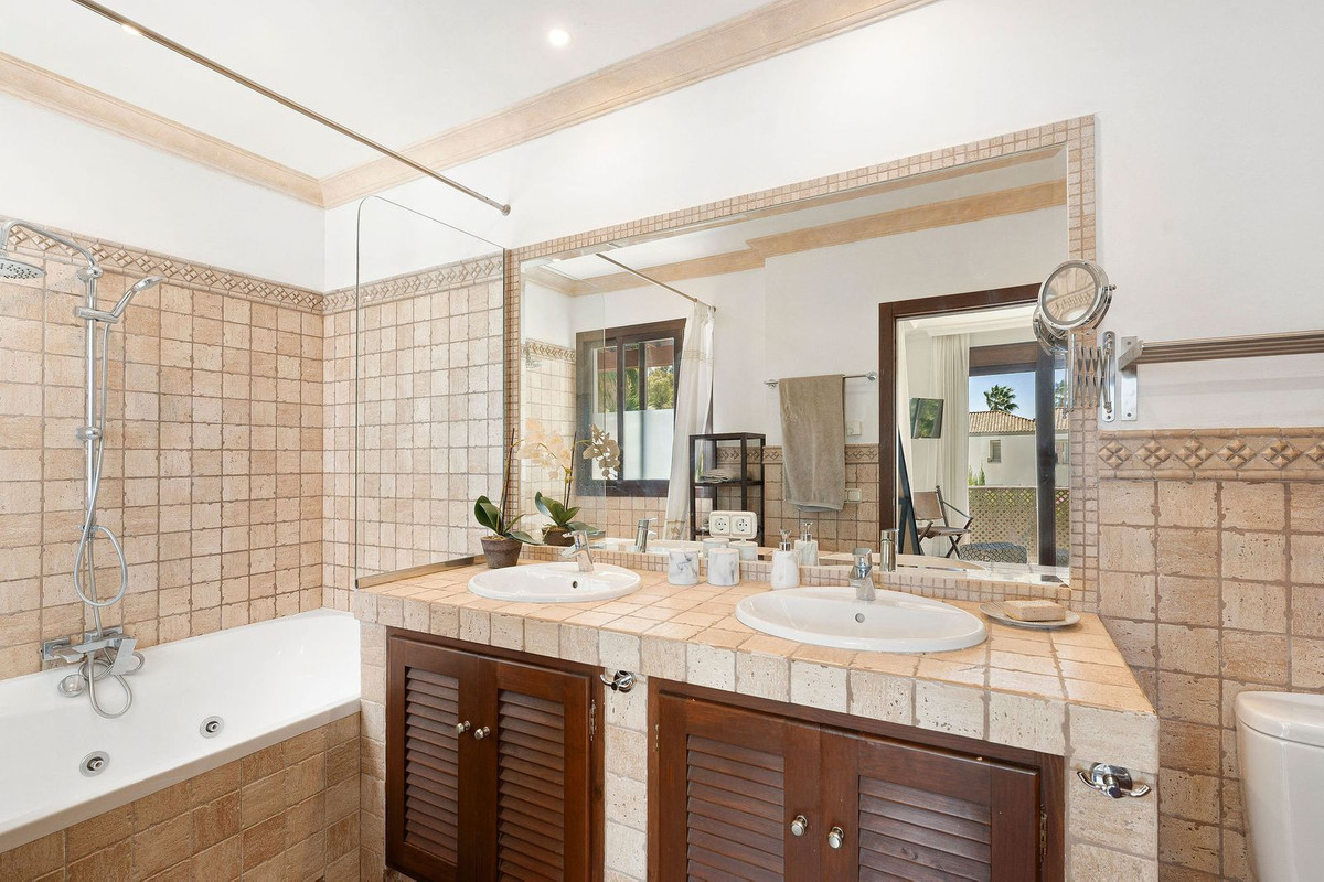 Image 33: detached villa For sale, San Pedro de Alcántara, €2,195,000 [HFM-CL10182]