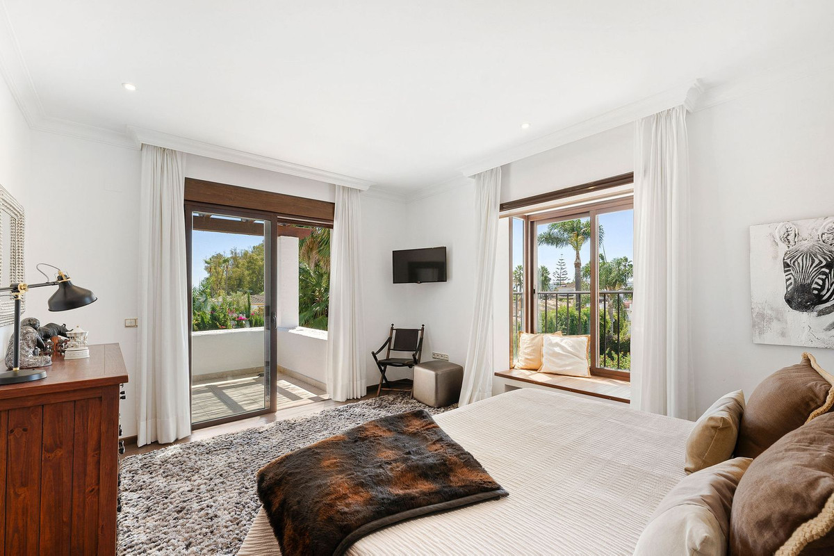 Image 33: detached villa For sale, San Pedro de Alcántara, €2,195,000 [HFM-CL10182]