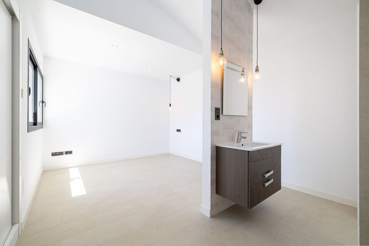 Image 53: detached villa For sale, San Pedro de Alcántara, €2,650,000 [HFM-CL10180]