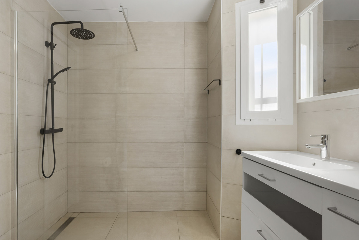 Image 39: detached villa For sale, Nueva Andalucía, €1,995,000 [HFM-CL10175]