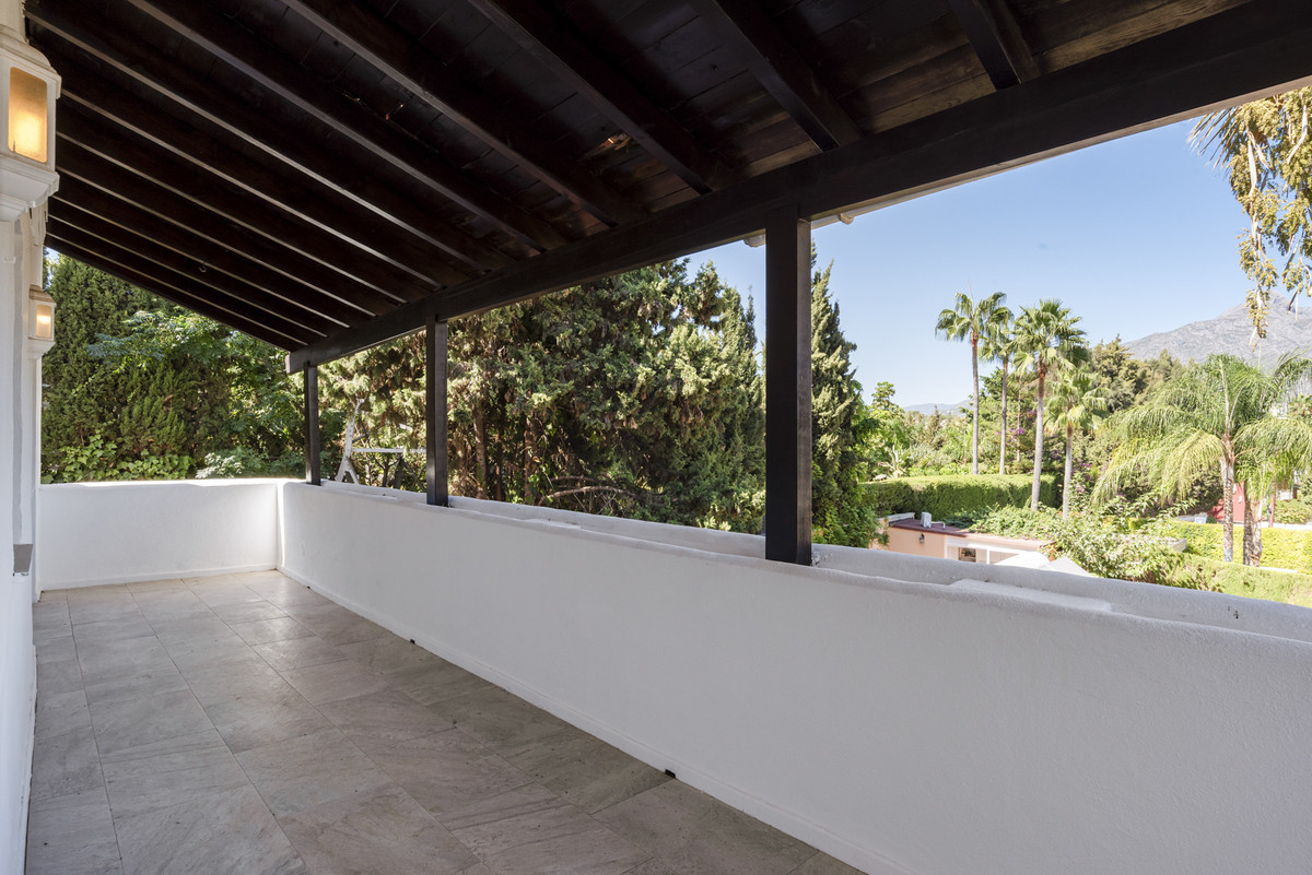 Image 39: detached villa For sale, Nueva Andalucía, €1,995,000 [HFM-CL10175]