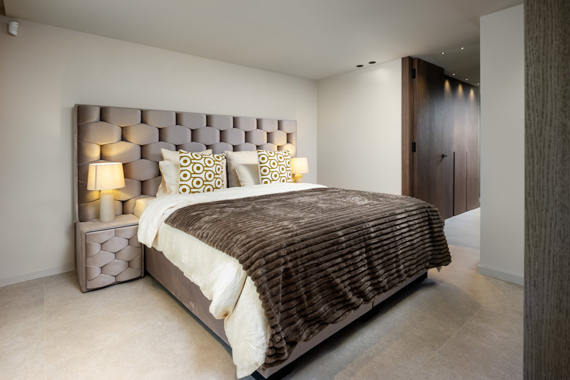 Image 52: detached villa For sale, Nueva Andalucía, €4,695,000 [HFM-C40209]