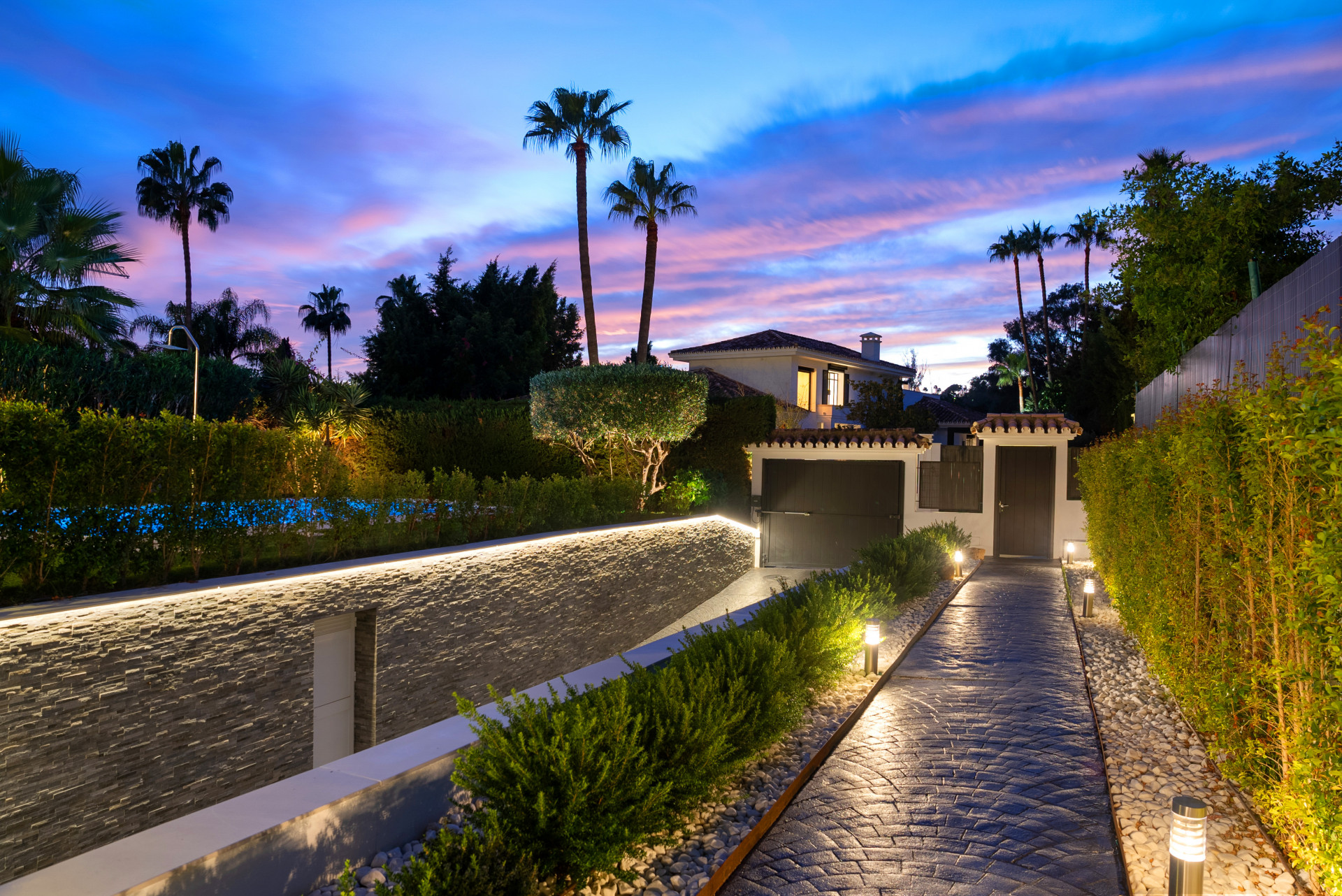 Image 44: detached villa For sale, Nueva Andalucía, €2,650,000 [HFM-C40225]