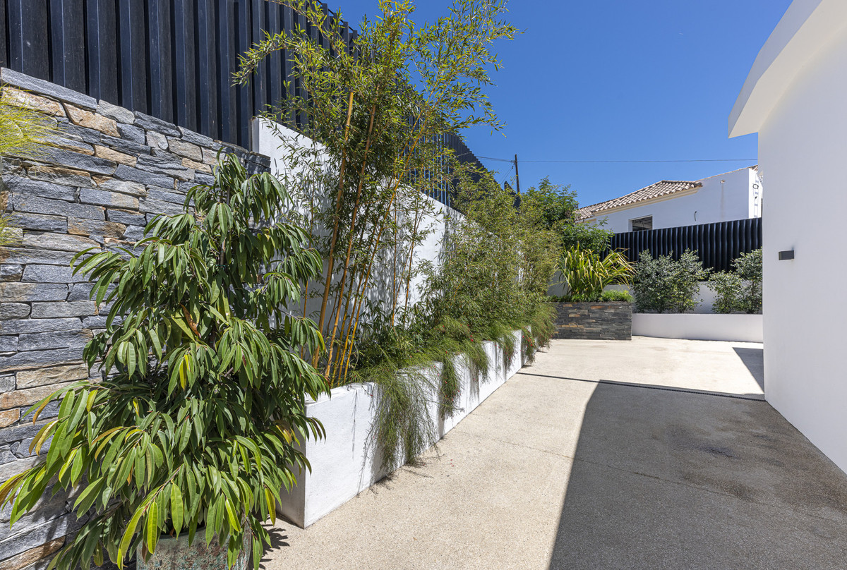 Image 40: detached villa For sale, Marbella, €2,590,000 [HFM-CL10223]