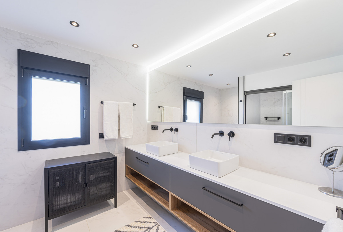 Image 40: detached villa For sale, Marbella, €2,590,000 [HFM-CL10223]