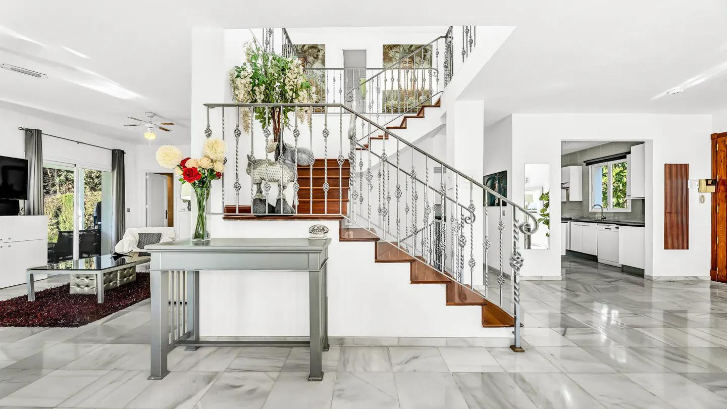 Image {index}: Detached Villa For sale, Nueva Andalucía, €2,250,000 [HFM-CL10242]