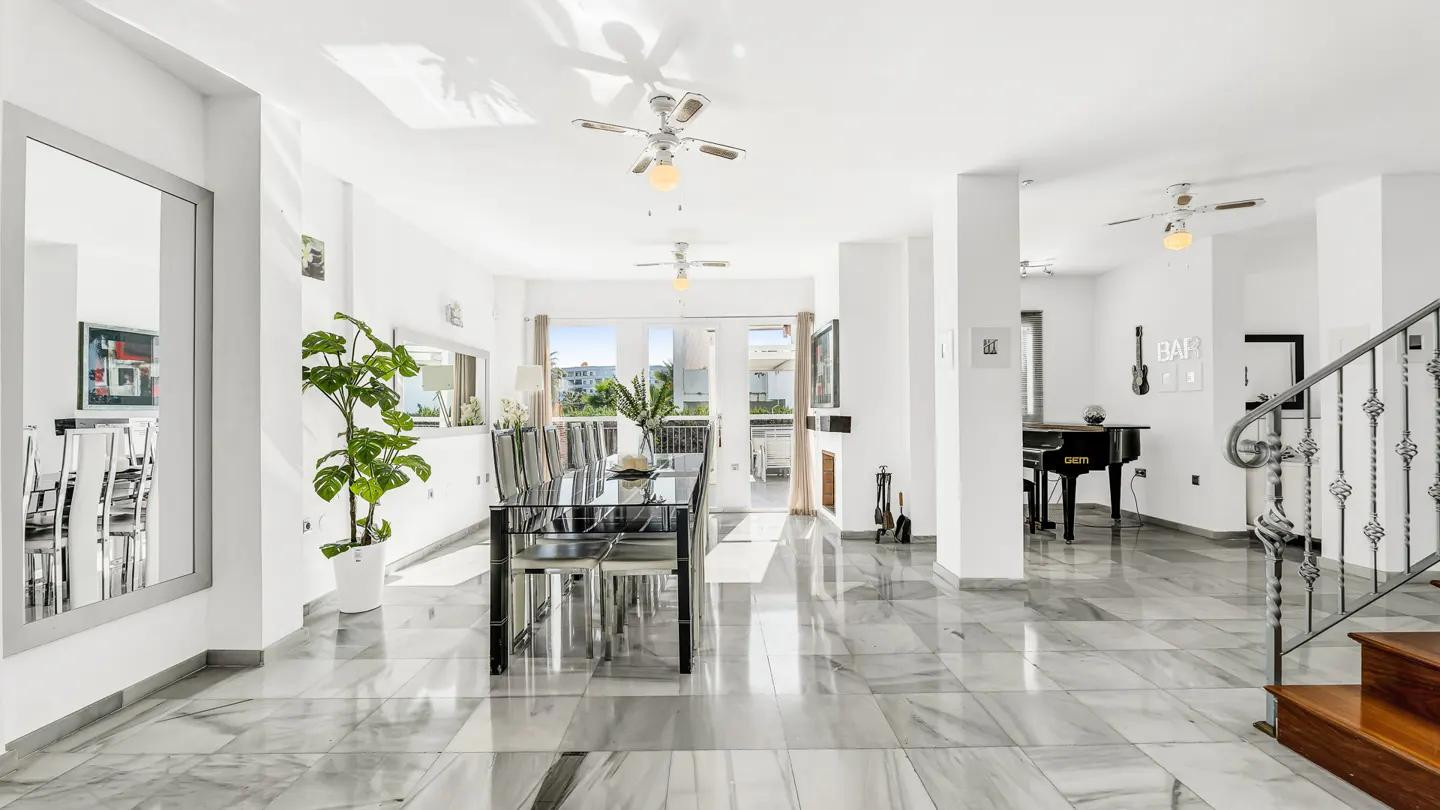 Image {index}: Detached Villa For sale, Nueva Andalucía, €2,250,000 [HFM-CL10242]